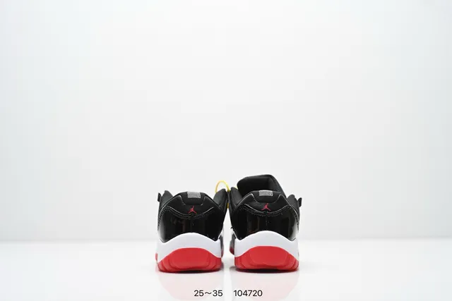 Tênis de basquete Air Jordan 11 em verniz preto com sola azul 10