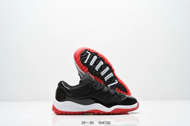 Tênis de basquete Air Jordan 11 em verniz preto com sola azul 12