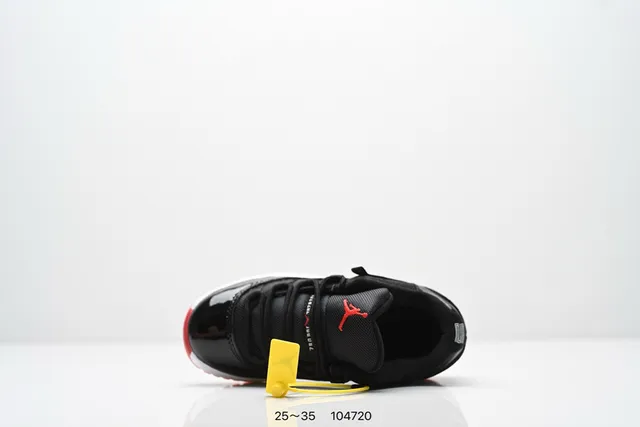 Tênis de basquete Air Jordan 11 em verniz preto com sola azul 14