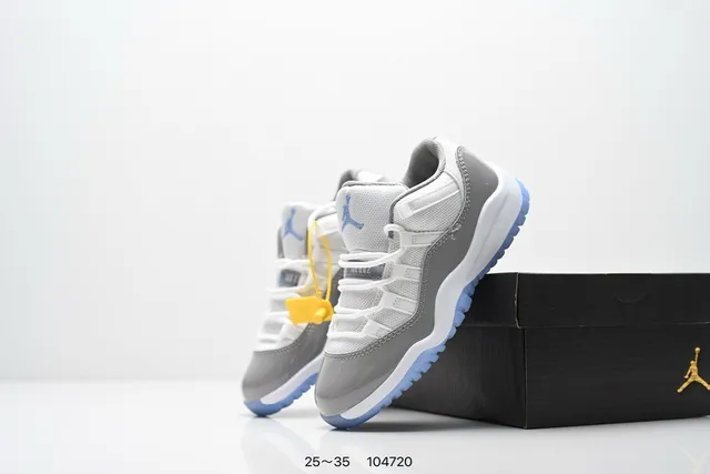 Tênis de basquete Air Jordan 11 em verniz preto com sola azul 16