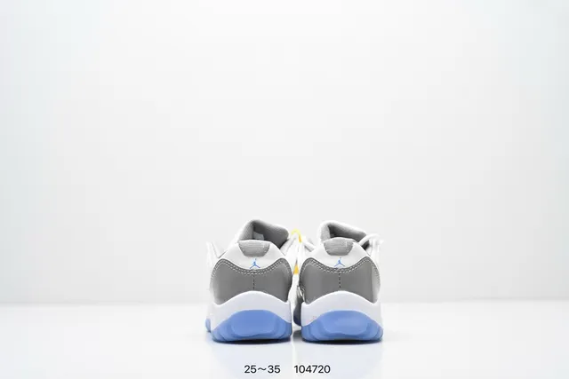 Tênis de basquete Air Jordan 11 em verniz preto com sola azul 18