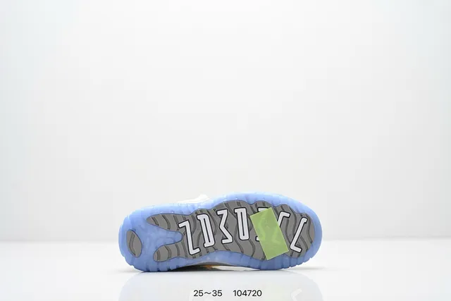 Tênis de basquete Air Jordan 11 em verniz preto com sola azul 19