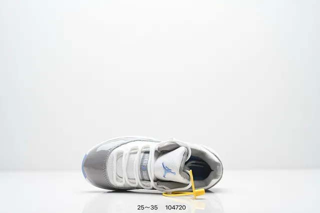 Tênis de basquete Air Jordan 11 em verniz preto com sola azul 20