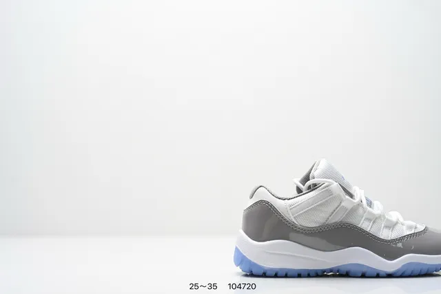 Tênis de basquete Air Jordan 11 em verniz preto com sola azul 21