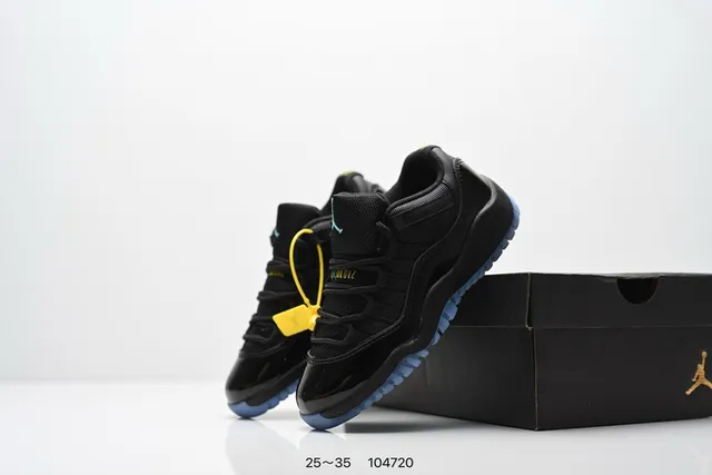 Tênis de basquete Air Jordan 11 em verniz preto com sola azul 24