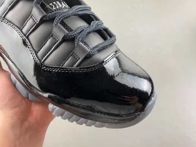 Tênis de basquete Air Jordan 11 em couro envernizado preto 2