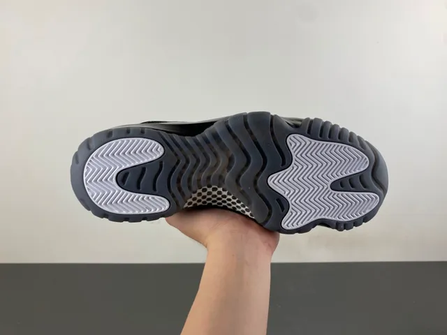 Tênis de basquete Air Jordan 11 em couro envernizado preto 9