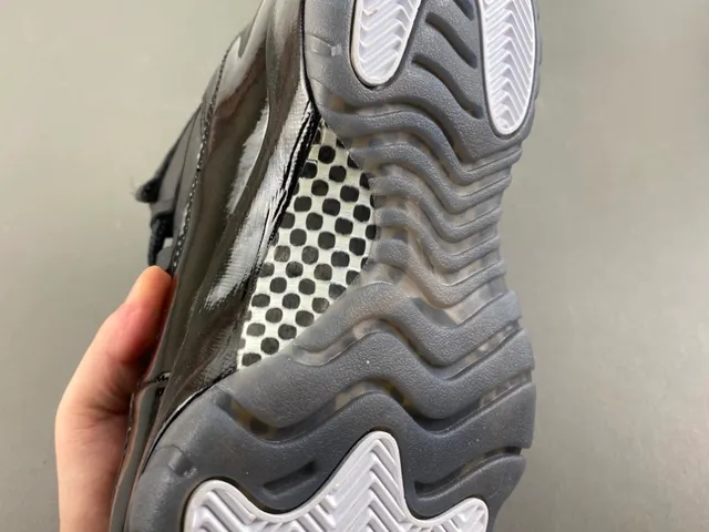 Tênis de basquete Air Jordan 11 em couro envernizado preto 10