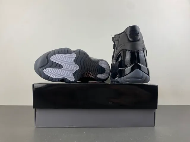 Tênis de basquete Air Jordan 11 em couro envernizado preto 17