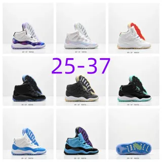 Tênis de basquete Air Jordan 11 com estampa de galáxia branco e roxo