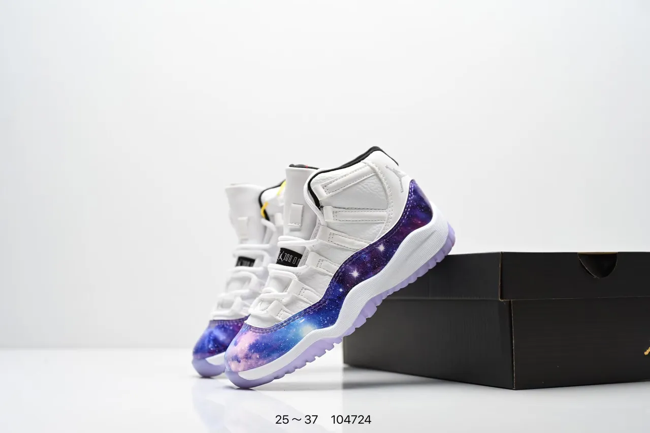 Tênis de basquete Air Jordan 11 com estampa de galáxia branco e roxo 3