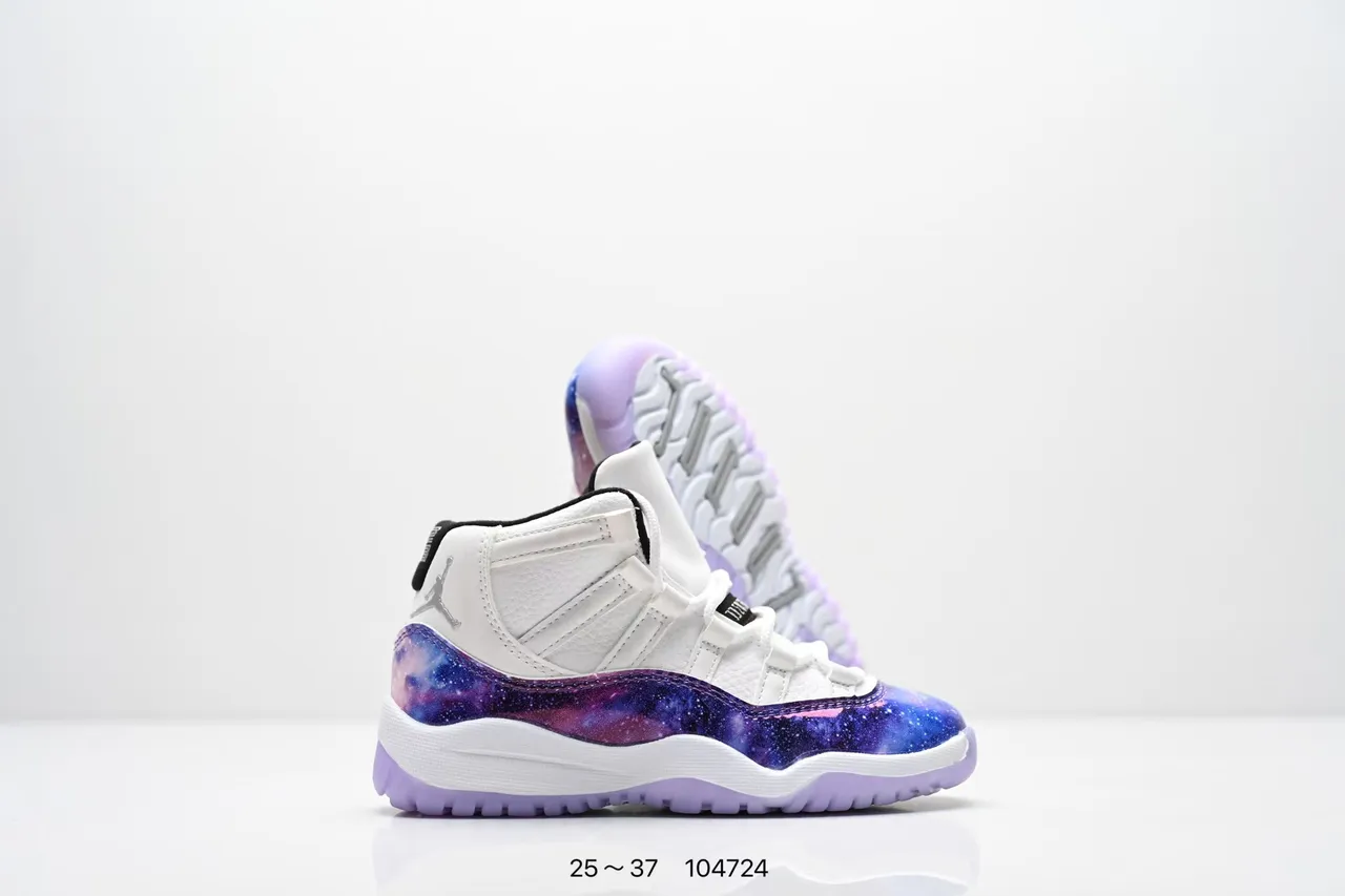 Tênis de basquete Air Jordan 11 com estampa de galáxia branco e roxo 4