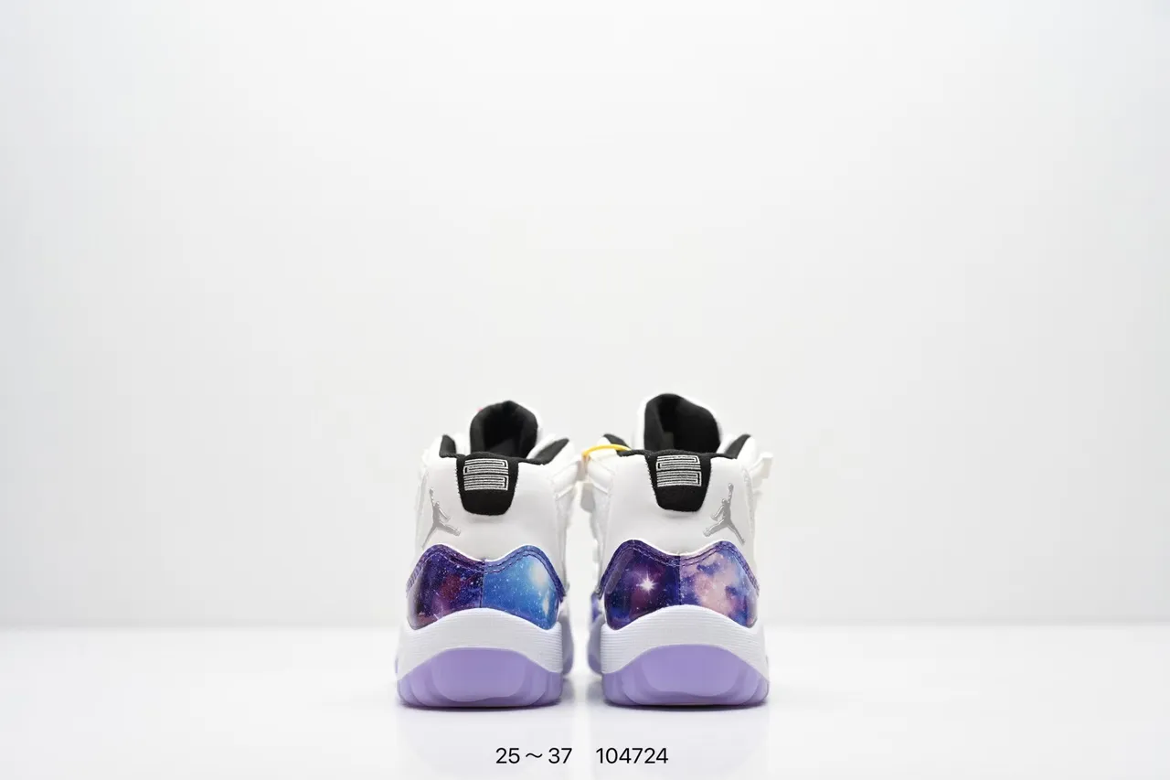 Tênis de basquete Air Jordan 11 com estampa de galáxia branco e roxo 7
