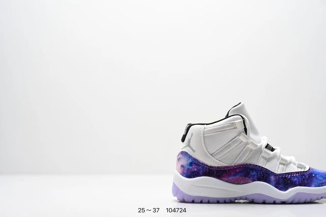 Tênis de basquete Air Jordan 11 com estampa de galáxia branco e roxo 10