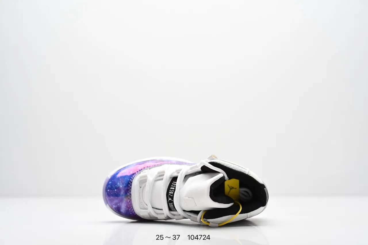 Tênis de basquete Air Jordan 11 com estampa de galáxia branco e roxo 11