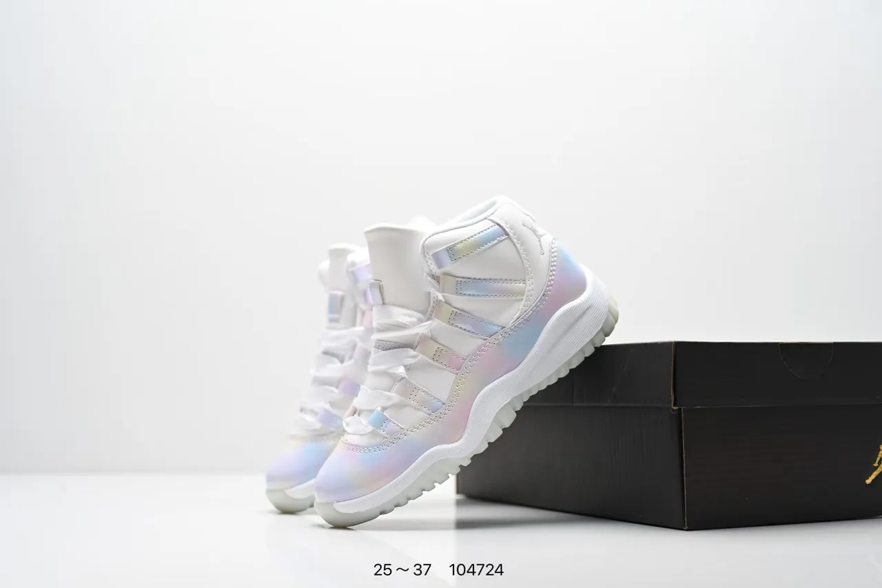 Tênis de basquete Air Jordan 11 com estampa de galáxia branco e roxo 12