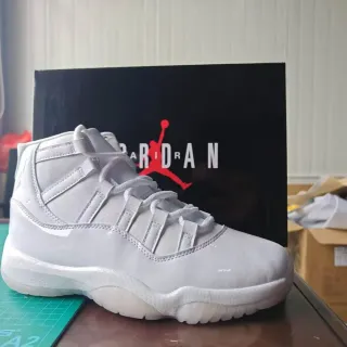 Tênis de basquete Air Jordan 11 branco monocromático