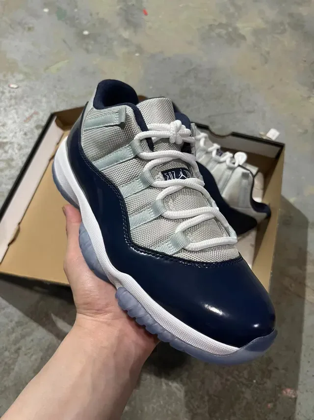 Air Jordan 11 Navy et Light Gray Chaussures de Basket en Cuir Patenté 2