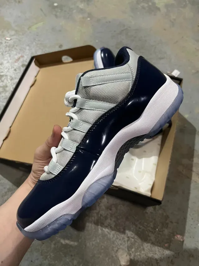 Air Jordan 11 Navy et Light Gray Chaussures de Basket en Cuir Patenté 3
