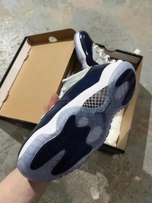 Air Jordan 11 Navy et Light Gray Chaussures de Basket en Cuir Patenté 4