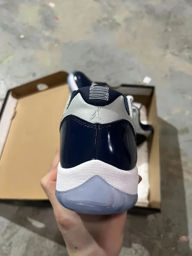 Air Jordan 11 Navy et Light Gray Chaussures de Basket en Cuir Patenté 5