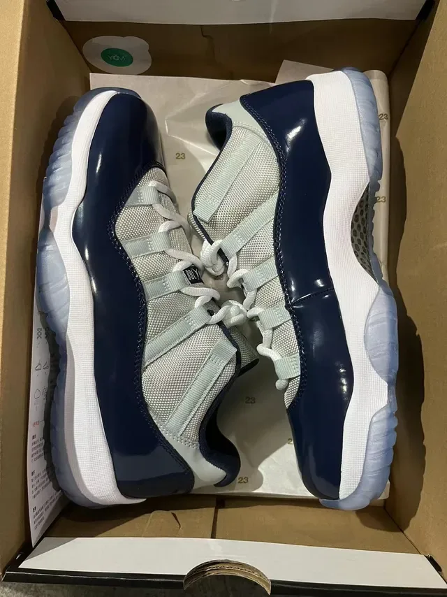 Air Jordan 11 Navy et Light Gray Chaussures de Basket en Cuir Patenté 6
