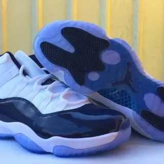 Air Jordan 11 أحذية كرة السلة أزرق بحري وأبيض جلد لامع