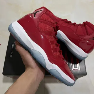 Air Jordan 11 红色漆皮篮球鞋