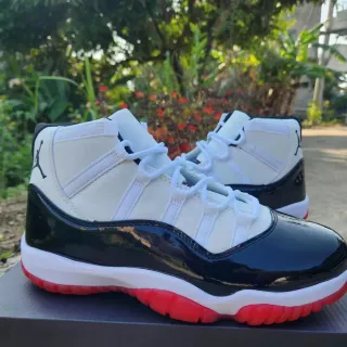 Tênis de basquete Air Jordan 11 em couro envernizado branco, preto e vermelho