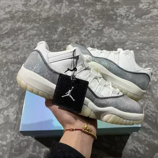 Tênis lifestyle Air Jordan 11 branco prata iridescente