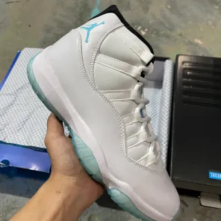 Tênis de basquete Air Jordan 11 branco e azul claro com sola externa translúcida
