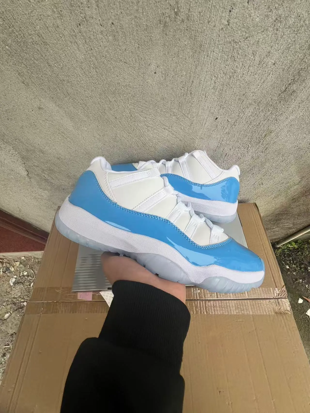 Tênis de basquete Air Jordan 11 de couro envernizado branco e azul claro 2