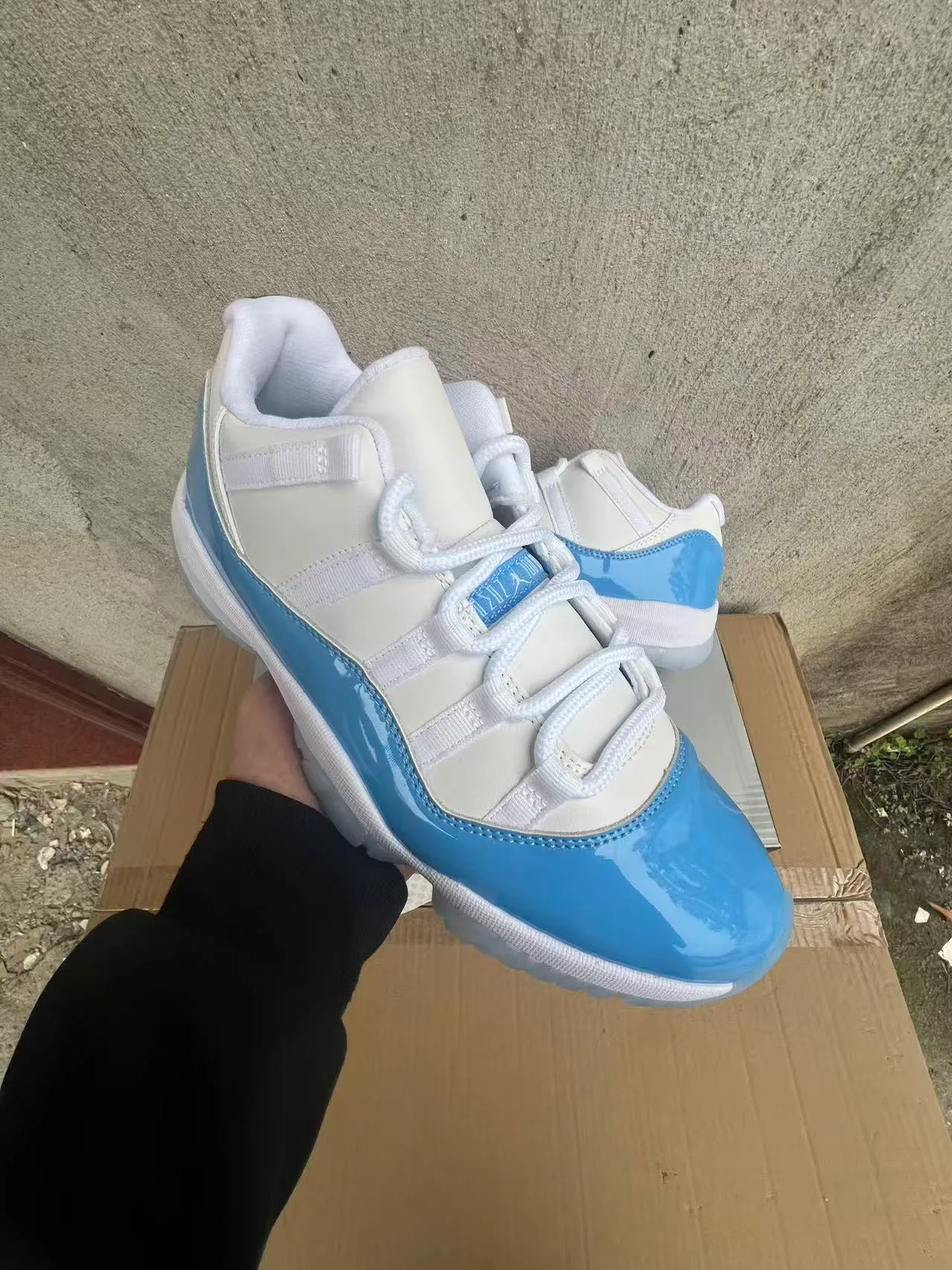 Tênis de basquete Air Jordan 11 de couro envernizado branco e azul claro 3