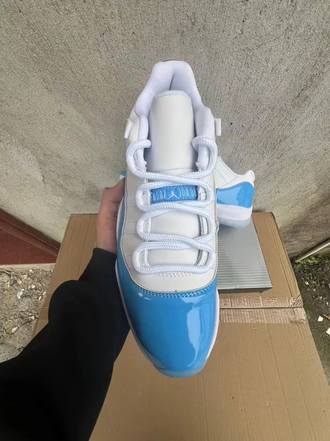 Tênis de basquete Air Jordan 11 de couro envernizado branco e azul claro 4