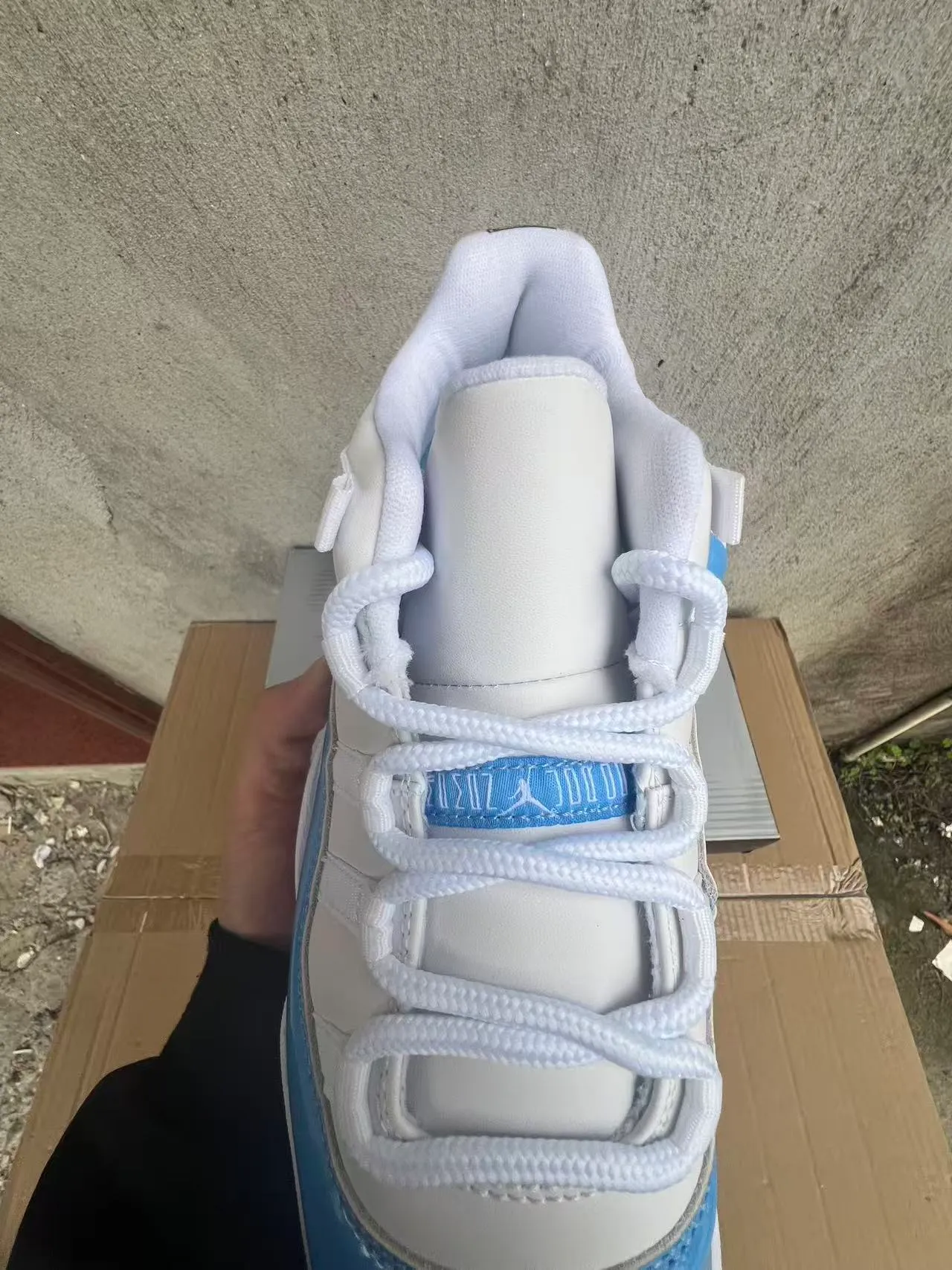Tênis de basquete Air Jordan 11 de couro envernizado branco e azul claro 5