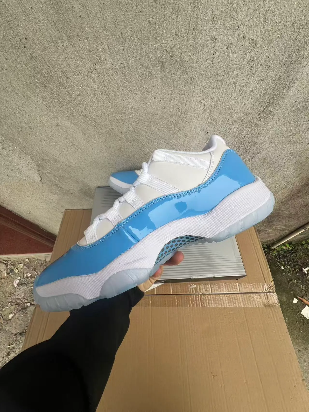 Tênis de basquete Air Jordan 11 de couro envernizado branco e azul claro 6