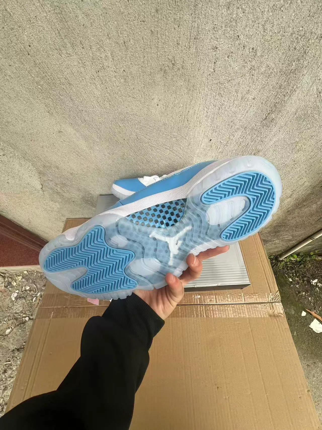 Tênis de basquete Air Jordan 11 de couro envernizado branco e azul claro 7
