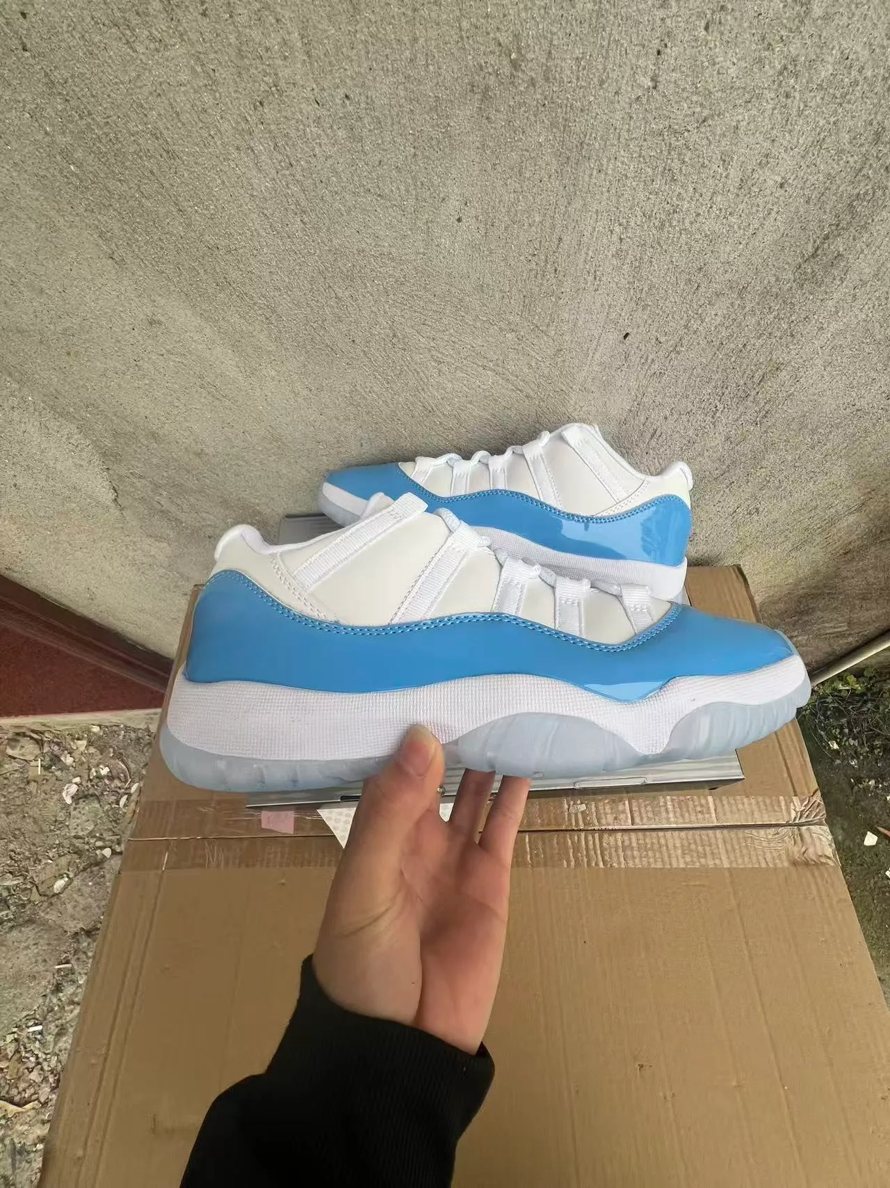 Tênis de basquete Air Jordan 11 de couro envernizado branco e azul claro 8