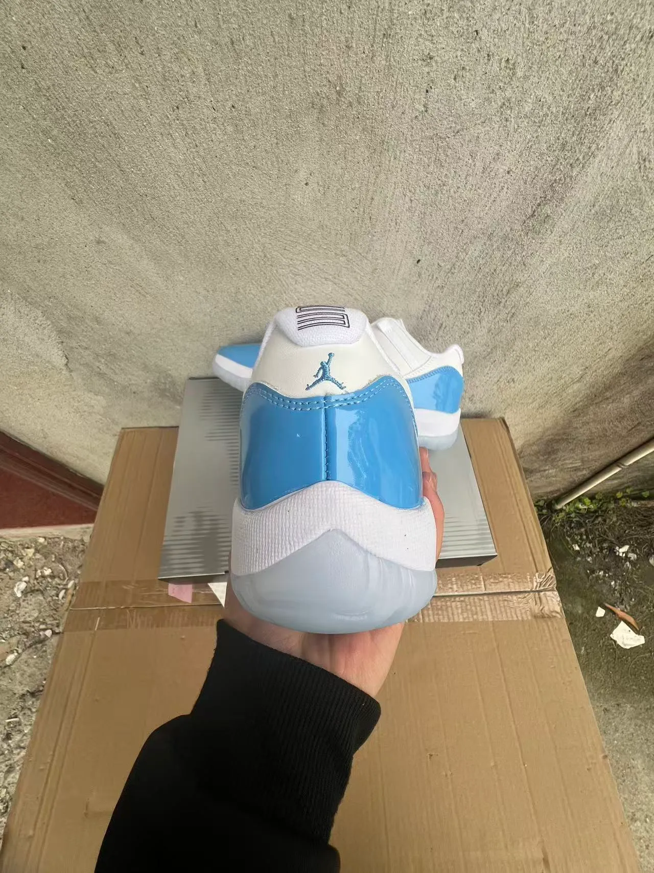 Tênis de basquete Air Jordan 11 de couro envernizado branco e azul claro 9