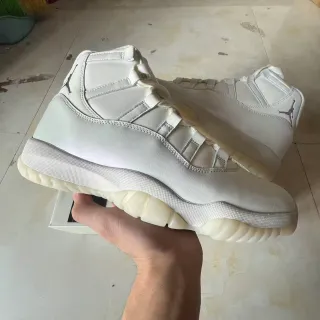 Tênis de basquete de cano alto em couro envernizado branco Air Jordan 11