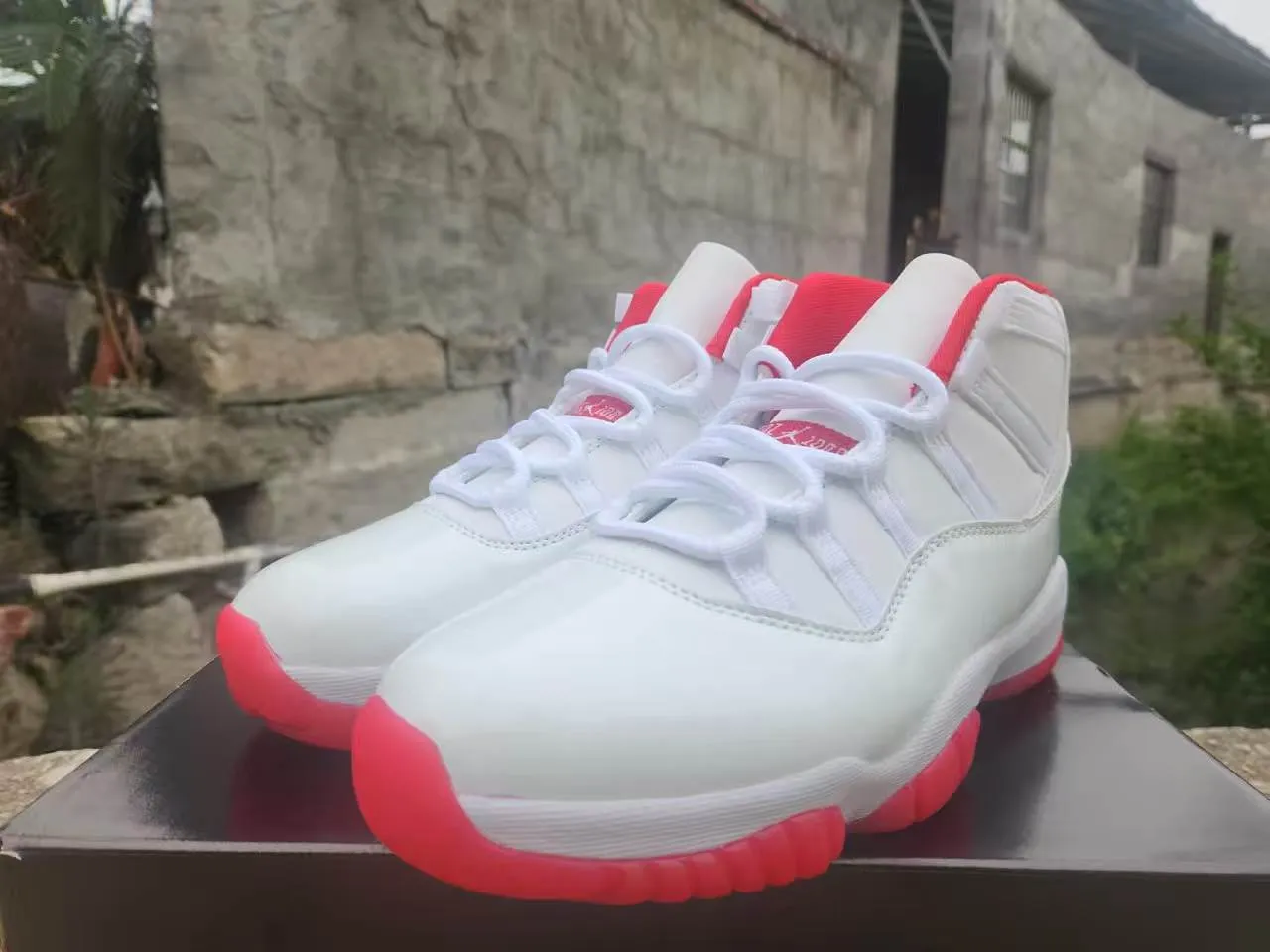 Air Jordan 11 chaussures de basketball blanc et rouge 2