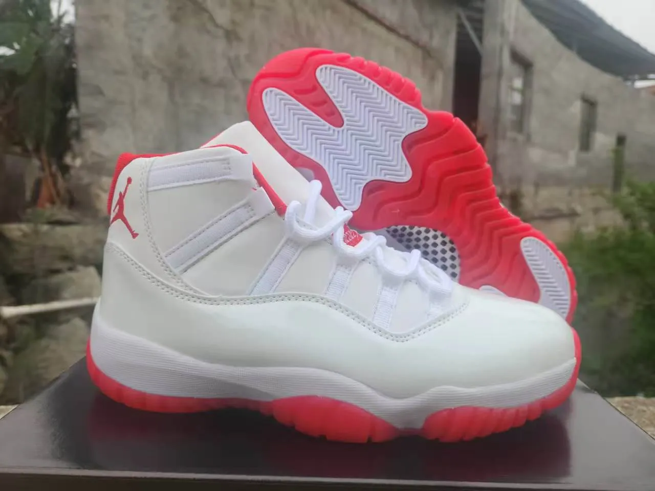 Air Jordan 11 chaussures de basketball blanc et rouge 3