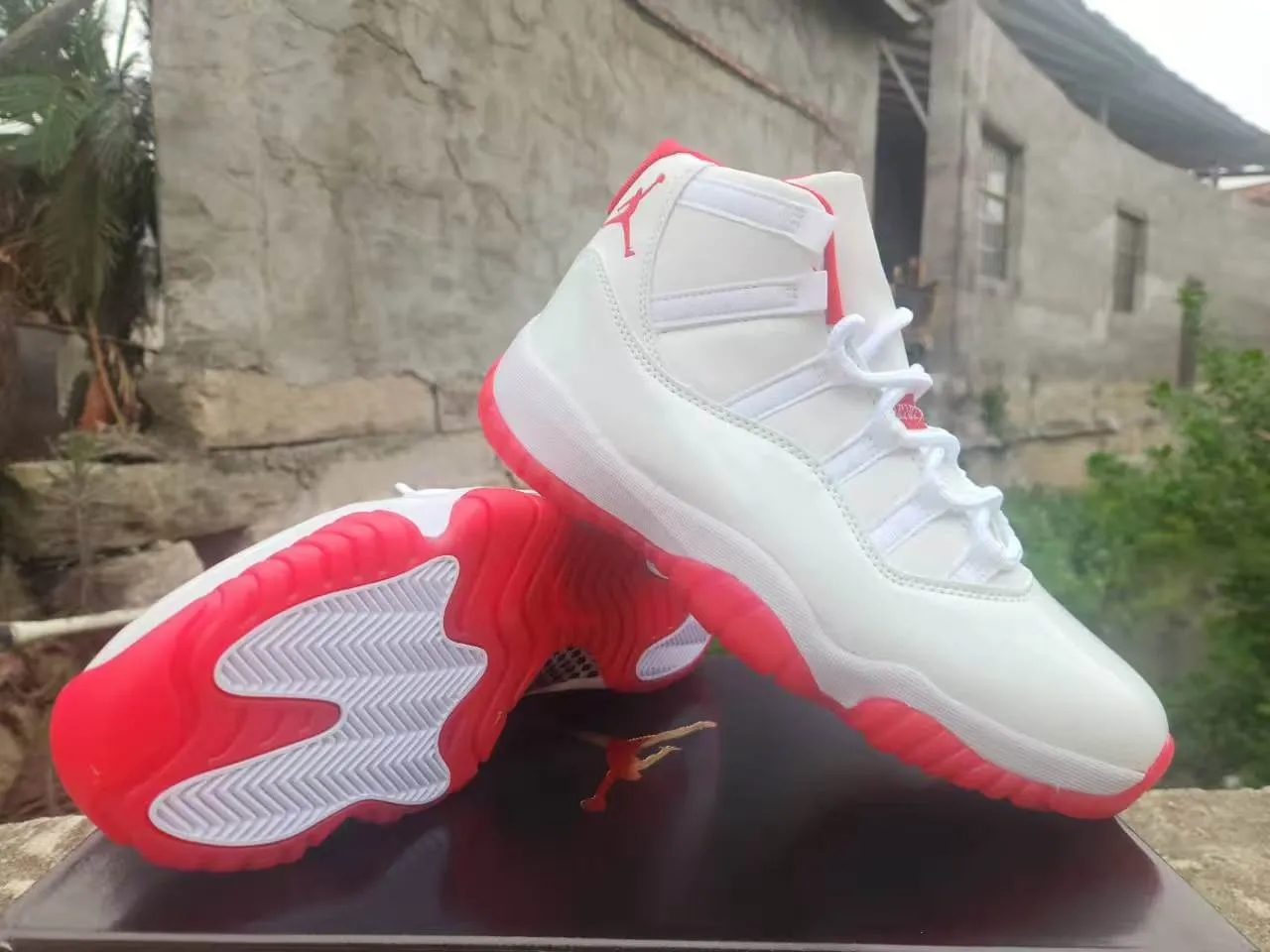 Air Jordan 11 chaussures de basketball blanc et rouge 4