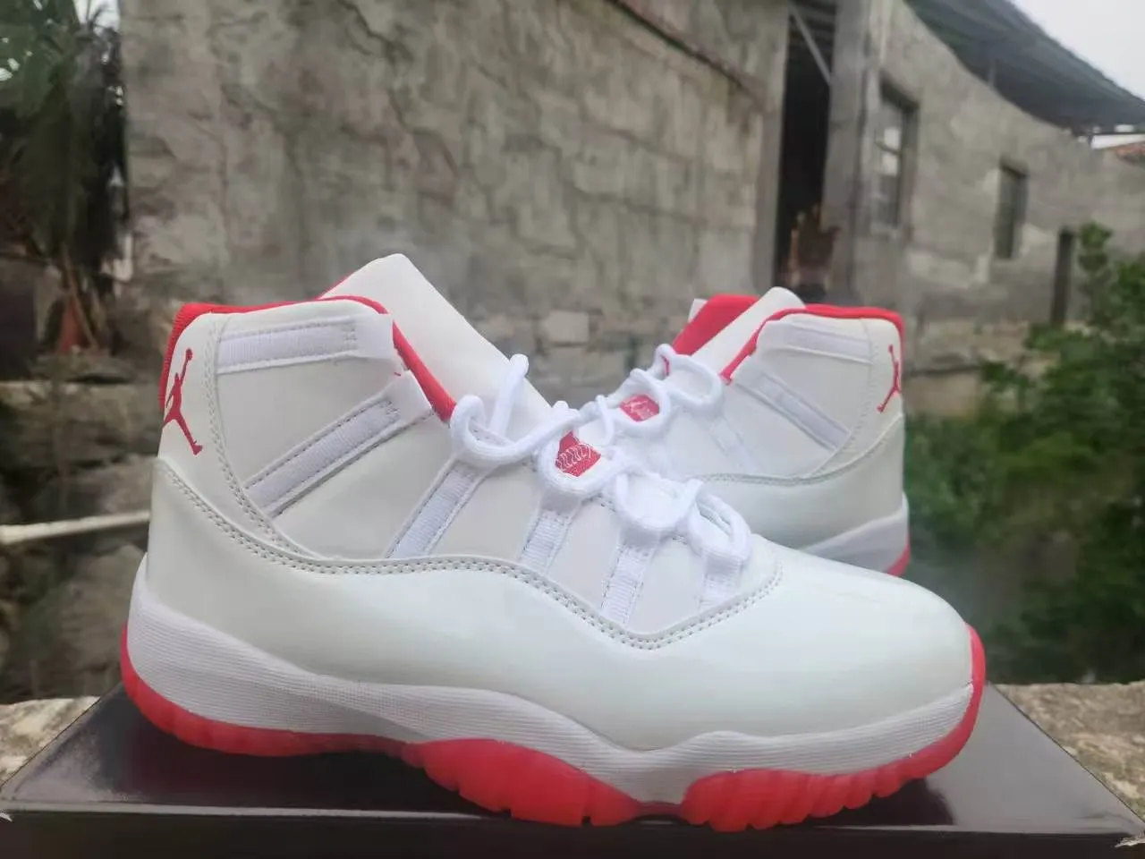 Air Jordan 11 chaussures de basketball blanc et rouge 6