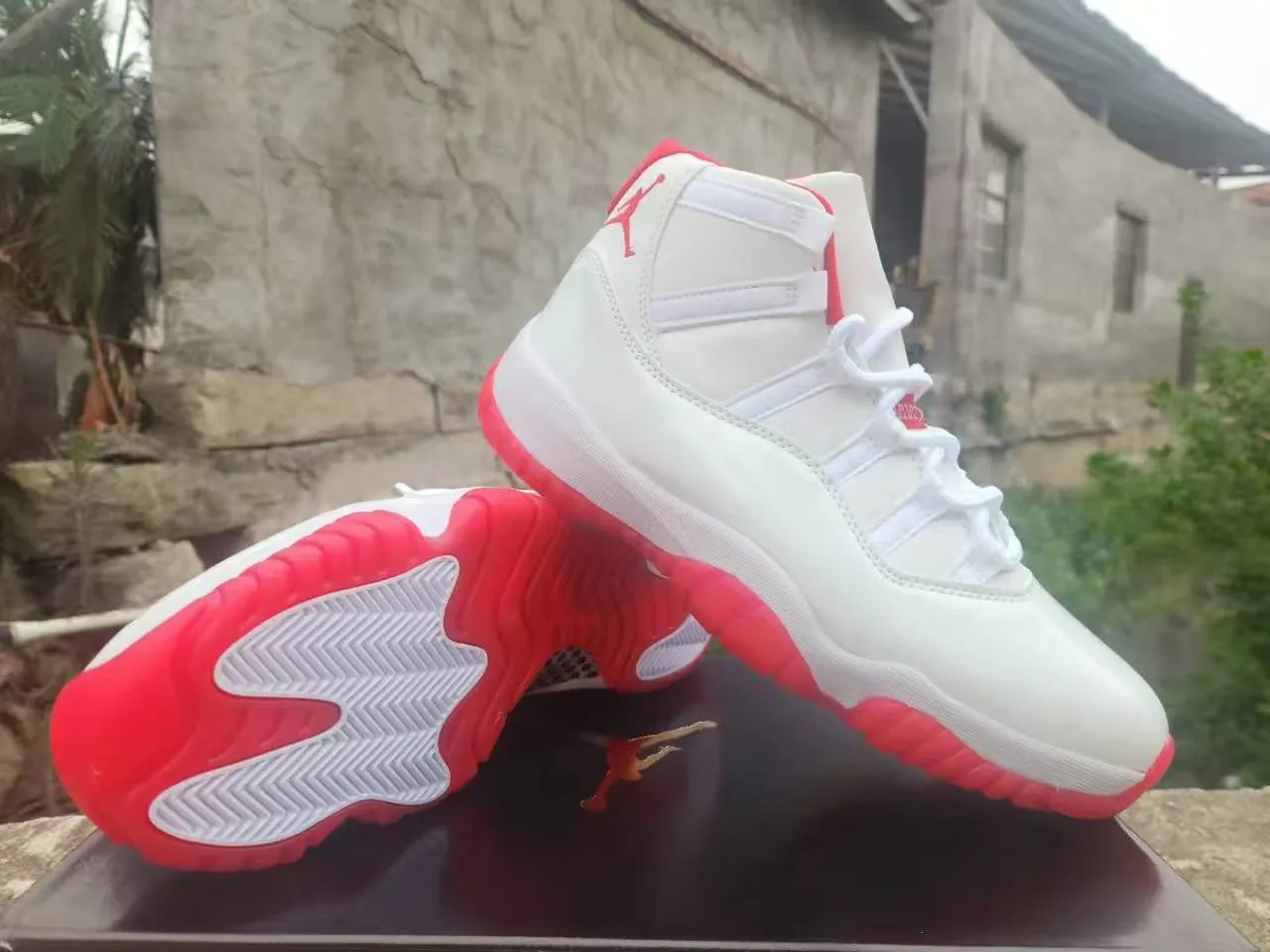 Air Jordan 11 chaussures de basketball blanc et rouge 8