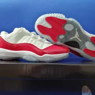 Tênis de basquete Air Jordan 11 em couro envernizado branco e vermelho