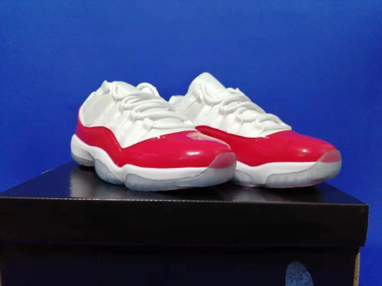 Tênis de basquete Air Jordan 11 em couro envernizado branco e vermelho 2