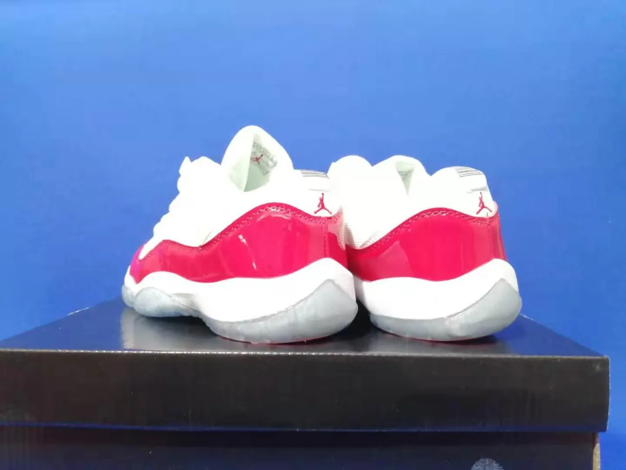 Tênis de basquete Air Jordan 11 em couro envernizado branco e vermelho 3