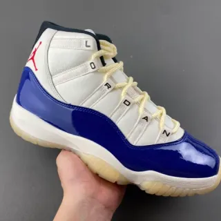 Tênis de basquete Air Jordan 11 em couro envernizado branco e azul royal
