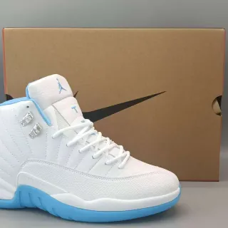 Air Jordan 12 白色和浅蓝色篮球鞋